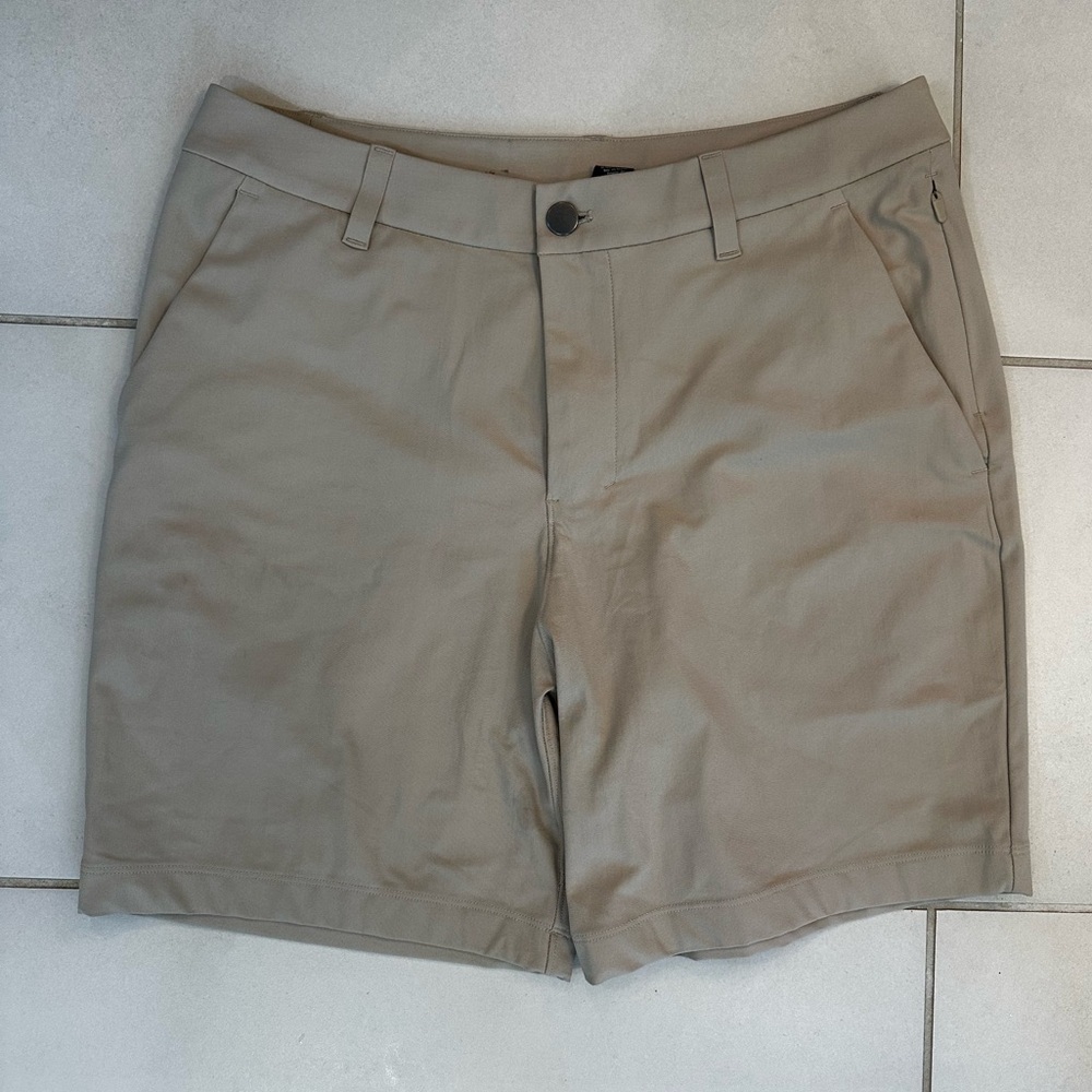 EUC Mens Khaki Lululemon shorts size 30 7” inseam